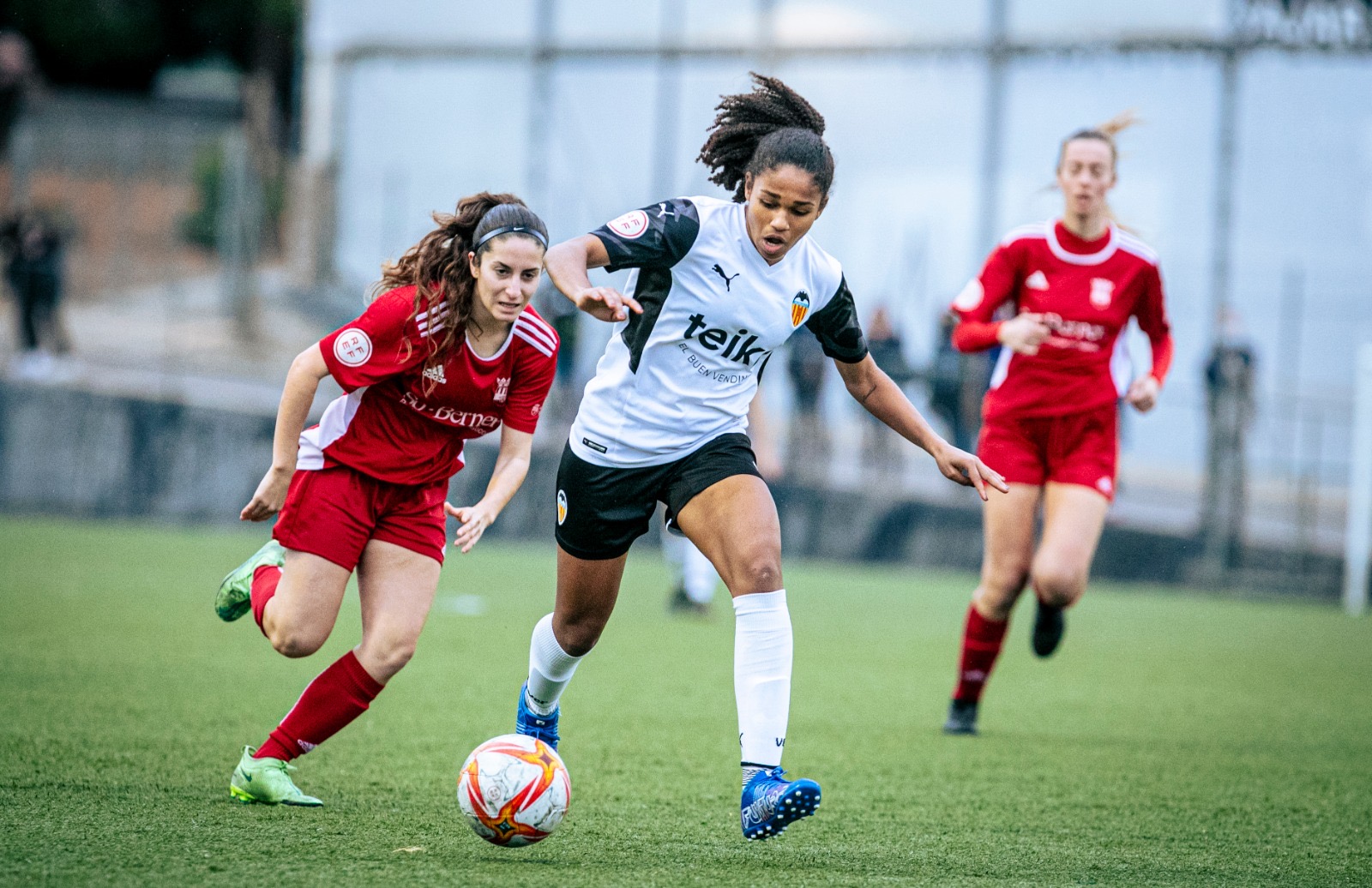 Andrea jugando al fútbol